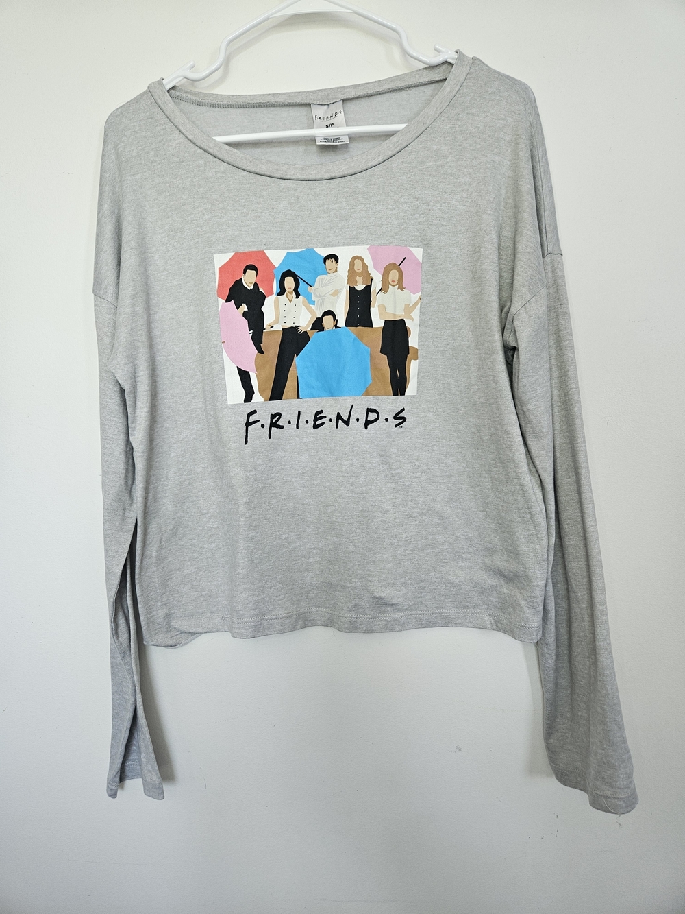 Friends TV Show Cast Couch Graphic Long Sleeve Grey Cropped Tee Shirt Small🔥